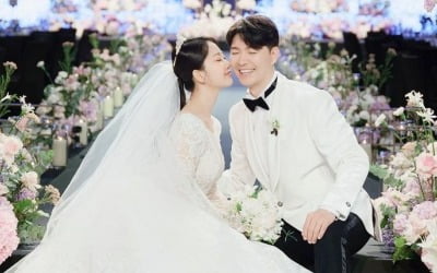 박수홍, ♥23살 연하 김다예와 5성급호텔 결혼식 공개…볼 뽀뽀+꿀 눈빛