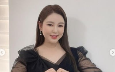 송가인, 우아美 가득한 '트롯 여제'…'하트 손 모양'으로 전한 마음