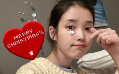 아이유, 손가락 하트와 함께 '메리 크리스마스'