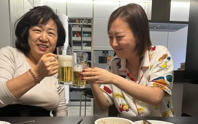'도경완♥' 장윤정, "크리스마스엔 역시 시어머니와 맥주 파티" 격 없는 고부 사이