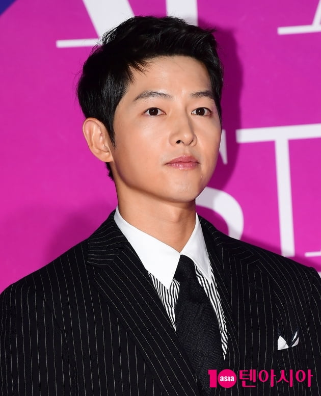 송중기, '검사 출신 변호사'와 열애 스캔들 뒤로하고…英여성과 1년째 ♥[TEN피플]