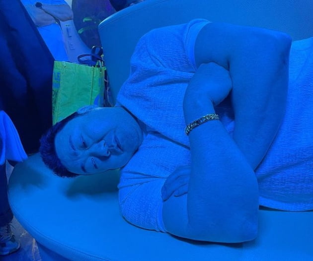 '예정화♥' 마동석, 촬영 휴식 중 머리 안 닿는 눕방…코어 힘 대단하네