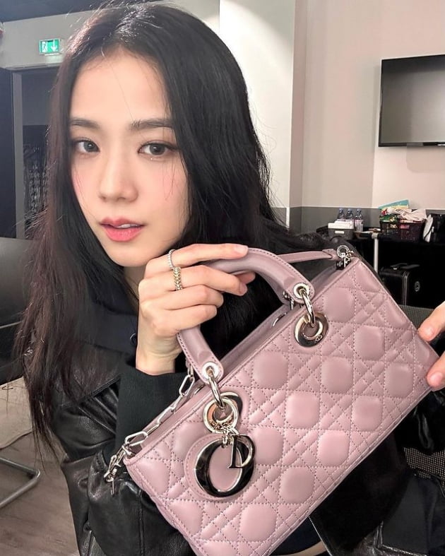블랙핑크 지수, 명품 D사 핑크 가방 들고 찡긋…앰버서더의 위엄