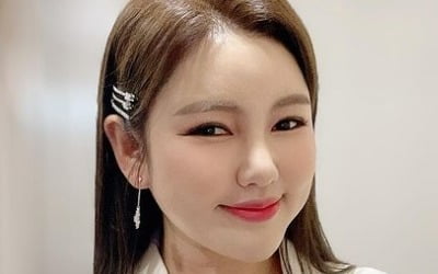 송가인, 올 화이트룩+붉은 립…단아하면서 귀염 뽀짝 가인이어라