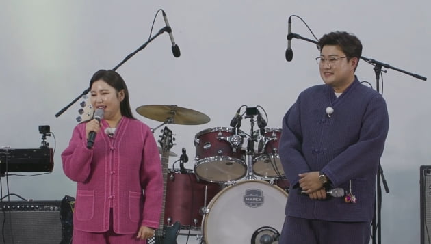 송가인, 공연 직전 '과민성 대장 증후군' 호소…대규모 인파에 긴장감 컸다 ('복덩이들고')