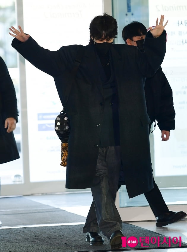 [TEN 포토] BTS 제이홉 '덩실덩실 춤추며 출국'