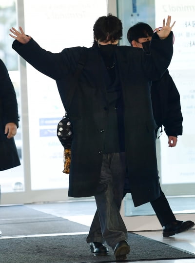 [TEN 포토] BTS 제이홉 '덩실덩실 춤추며 출국'