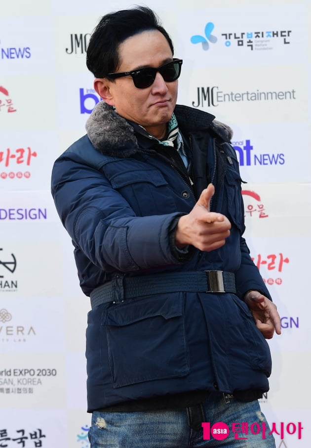 [TEN 포토] 심신 '포즈도 멋스럽게~''