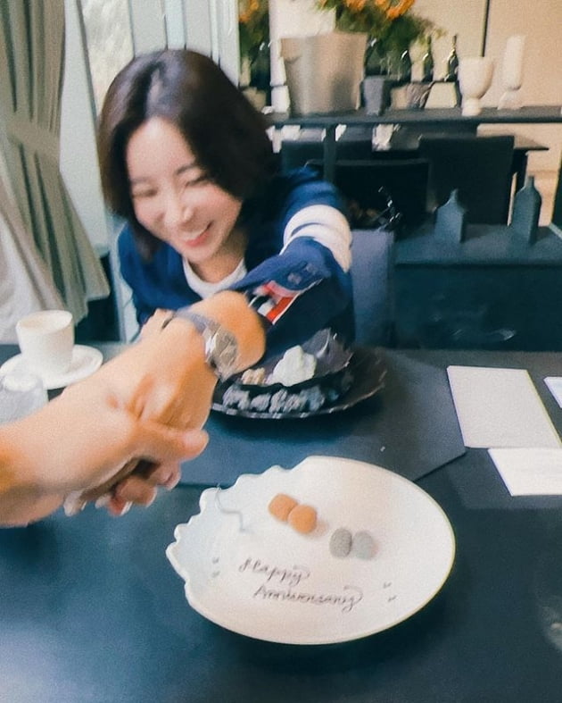 '김태희 올케' 이보미, ♥이완과 결혼기념일 3주년 자축…깨 쏟아지는 부부