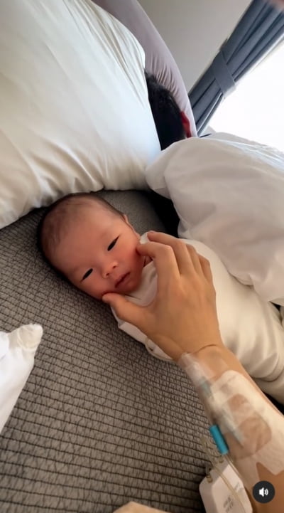 '다섯째 출산' 경맑음, 아직 회복 못했나 "♥정성호, 주사 바늘+멍에 눈물 뚝뚝"