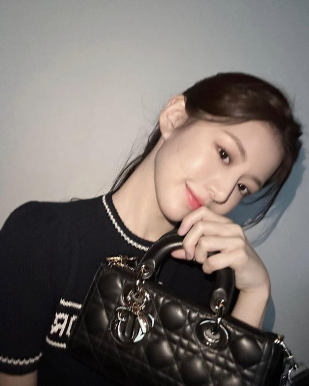 고윤정, 명품 D사로 도배했네…올블랙 속 돋보이는 청순美