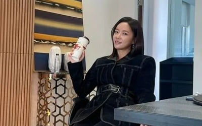'이영돈♥' 황정음, 얼굴 소멸 직전…빨간 부츠 힐 신으니 믿을 수 없는 비율