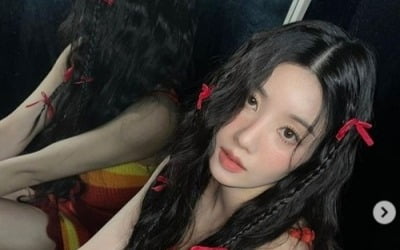 권은비, 퇴폐 매력과 소녀美 동시에…'천상 아이돌' 비주얼