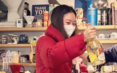 공효진, 패셔니스타의 세상 화려한 파티룩… '빨간색 패딩+ 금색 치마'