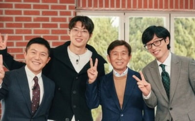 조규성, 유재석·조세호과 훈훈 한 컷…'유퀴즈 나들이'에 미소