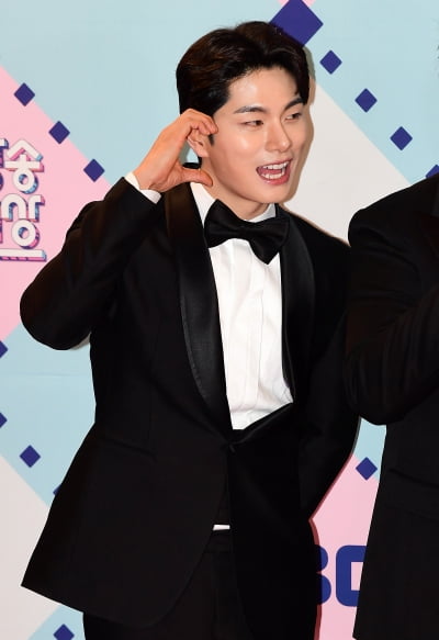 [TEN 포토] 이이경 '장난꾸러기 하트'