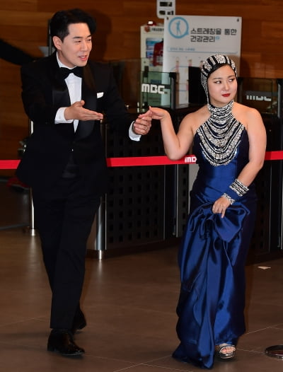 [TEN 포토] 박나래 '붐 에스코트 받으며'