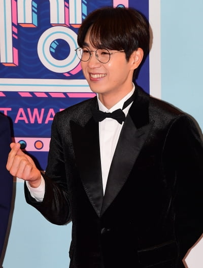 [TEN 포토] 이석훈 '달달한 하트'