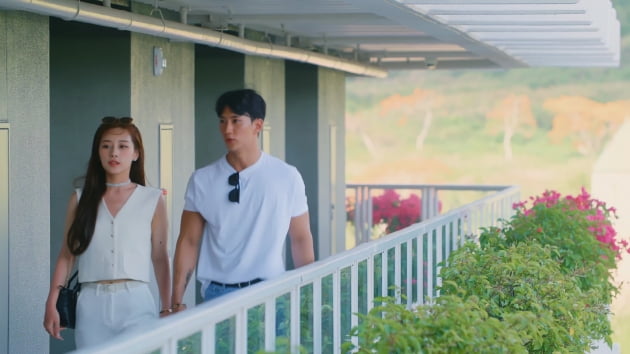 EXID 하니 첫 베드신→체인에 결박된 남녀…'도발적' 콘텐츠로 게임체인저 된 쿠팡플레이[TEN스타필드]