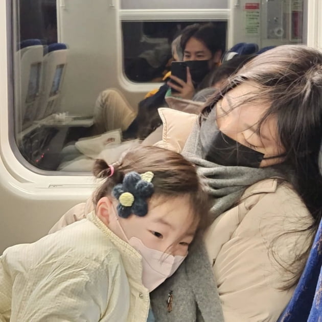 이다은, 평창行 기차에서 기절→엄마에게 꼭 붙은 딸…♥윤남기 "귀요미 둘"