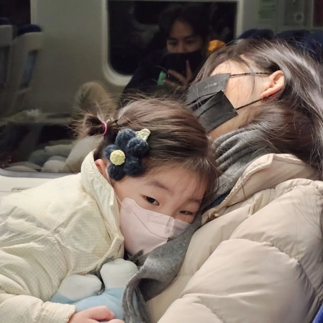 이다은, 평창行 기차에서 기절→엄마에게 꼭 붙은 딸…♥윤남기 "귀요미 둘"