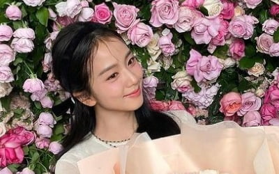 블랙핑크 지수, 꽃보다 빛나네…자기 몸만한 빅 꽃다발 들고 미소