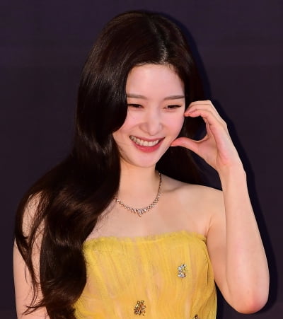 [TEN 포토] 정채연 '꺠물하트에 빵 터졌어요'