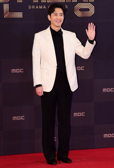 [TEN 포토] 최원영 '깔끔한 블랙&화이트'