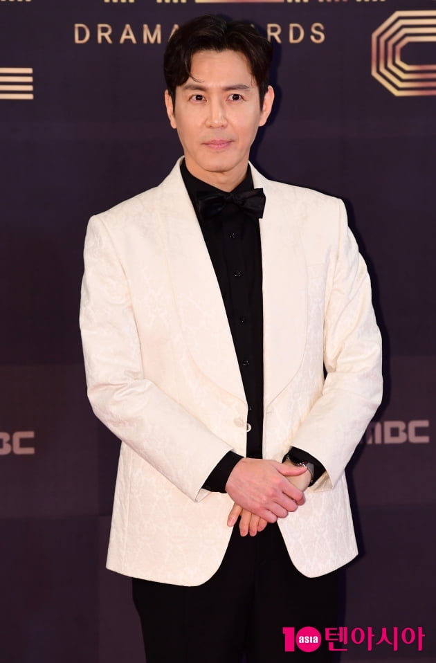 [TEN 포토] 최원영 '연기대상 왔어요'
