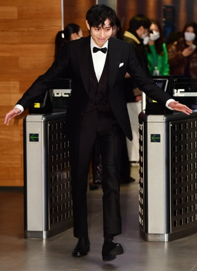 [TEN 포토] 김영대 '리듬타는 발걸음'