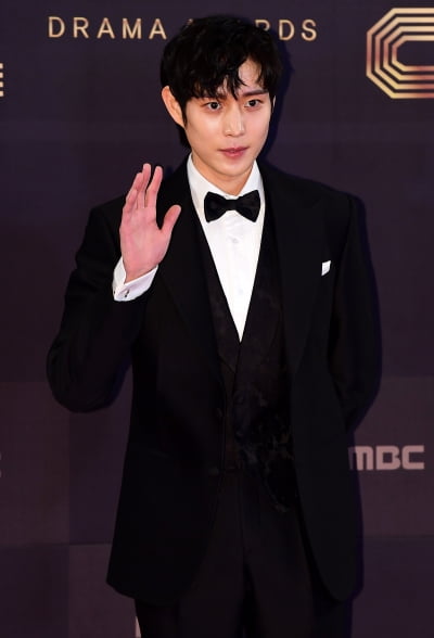 [TEN 포토] 김영대 '얼음도 녹일듯한 인사'