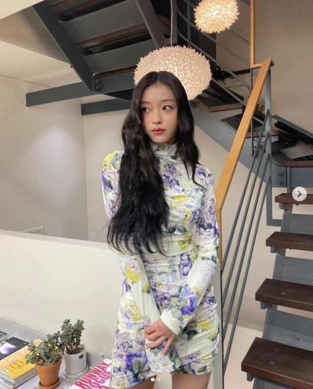 오마이걸 유아, 시선 사로잡는 슬렌더 몸매...화사한 미모