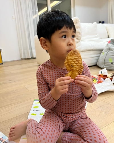 '강경준♥' 장신영, 눈에 별 박은 둘째 子 근황 공개…겨울밤 간식 붕어빵 냠냠