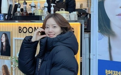 문채원, 커피차 선물 받고 신났네…처음 하는 볼 하트도 자연스럽게