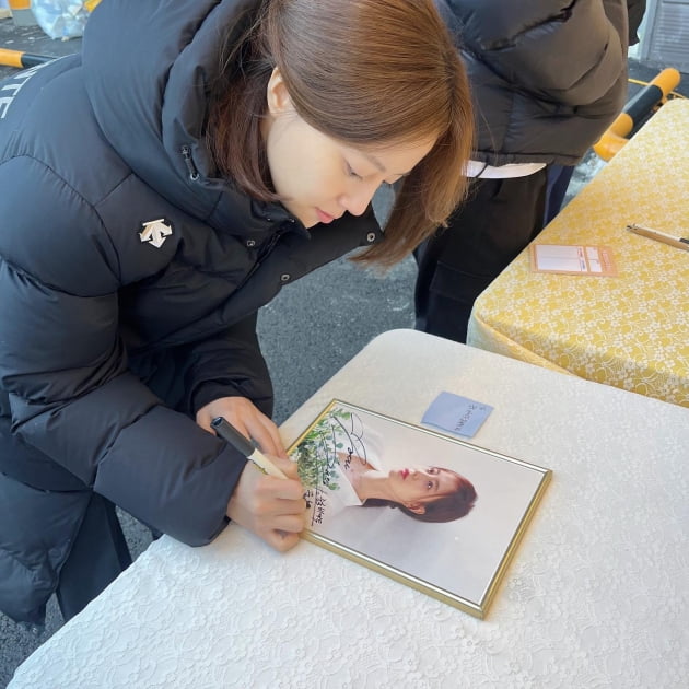 문채원, 커피차 선물 받고 신났네…처음 하는 볼 하트도 자연스럽게