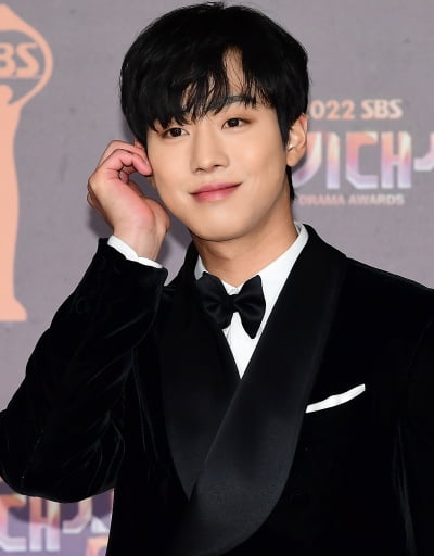 [TEN 포토] 안효섭 '여심 사로잡는 하트'