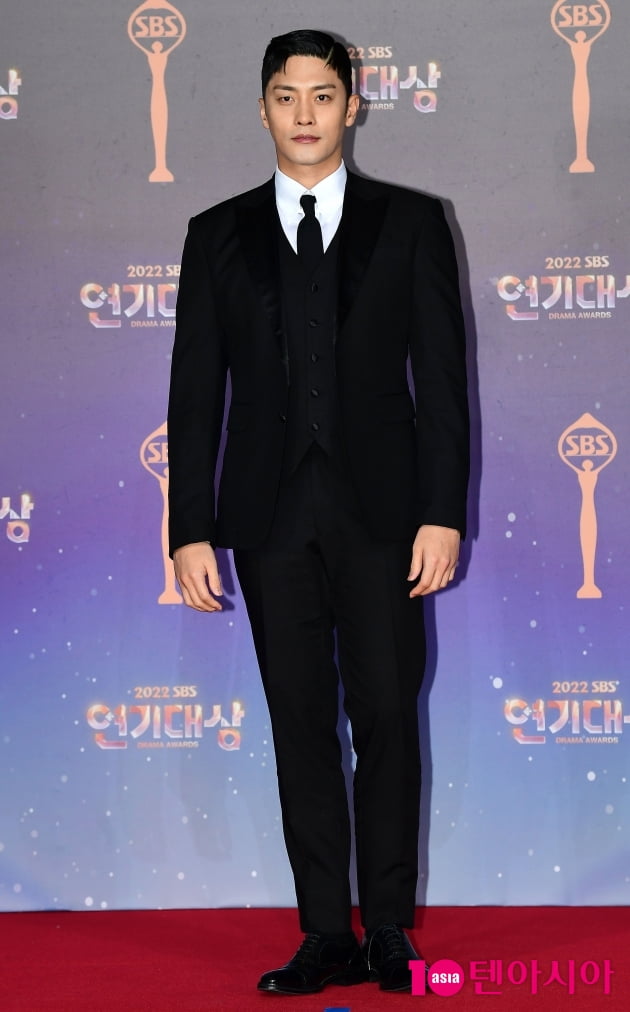 [TEN 포토] 성훈 '듬직한 피지컬'