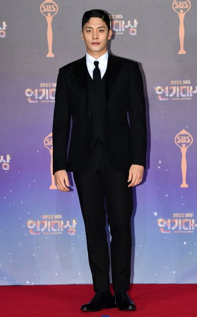 [TEN 포토] 성훈 '듬직한 피지컬'