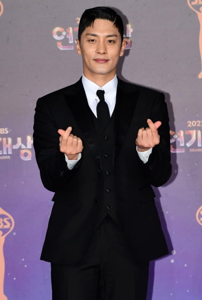 [TEN 포토] 성훈 '강렬하게'