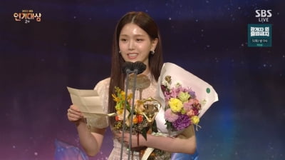 김지은·김민규, SBS 연기대상 우수상…"남궁민=키다리 선배, 나 자신에게도 감사해"