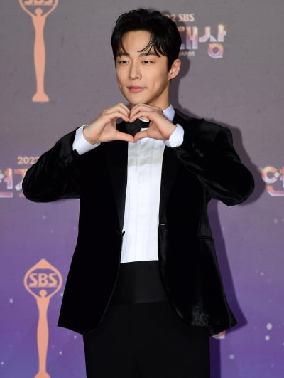 [TEN 포토] 배인혁 '대세 배우 하트'