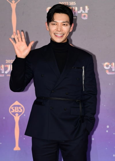 [TEN 포토] 지승현 '미소가 화려하네'