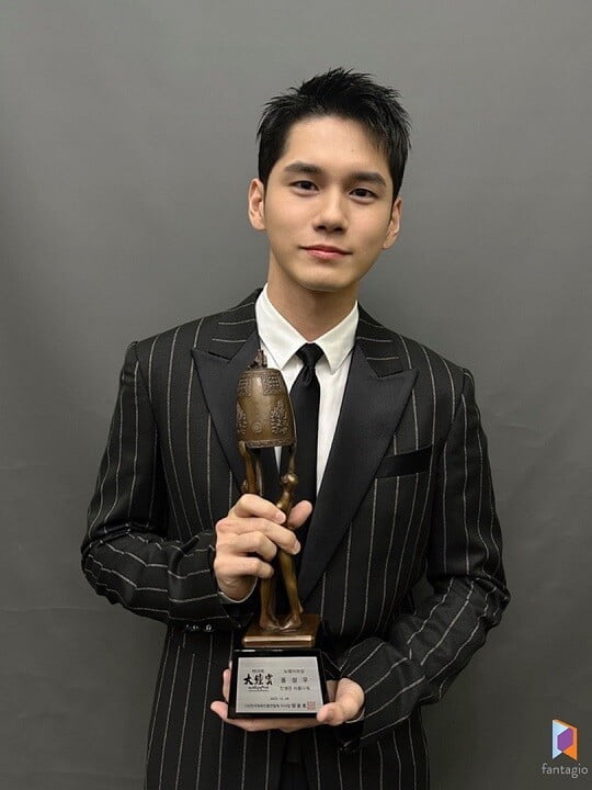 옹성우, 대종상영화제 뉴웨이브상 수상...'대세배우' 입증