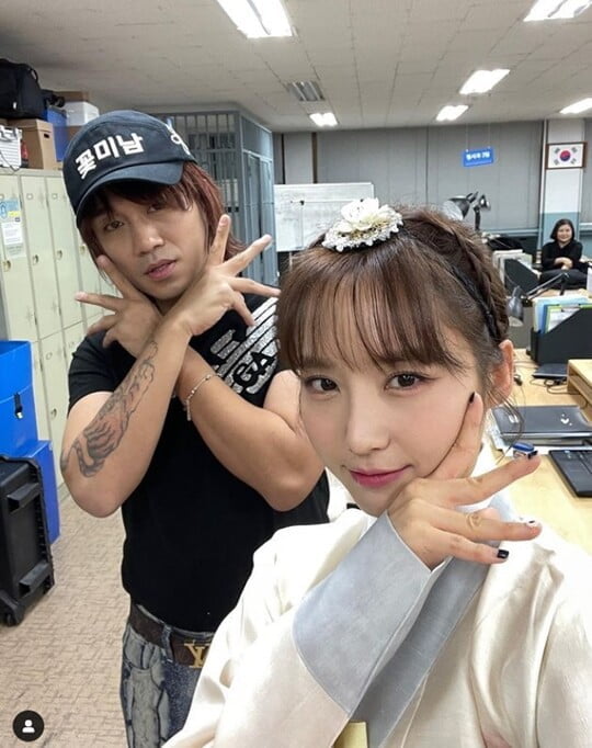 '골때녀' 윤태진, 고운 한복 차려 입고 다나카와 인증샷 "지나가다 만나"