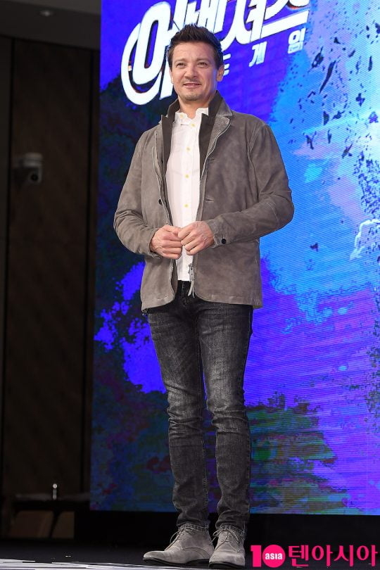 [종합] '호크아이' 제레미 레너, 폭설에 발 묶인 운전자 돕다 사고 당했다 