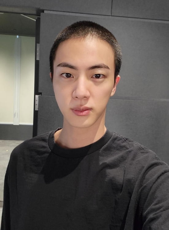 [종합] 방탄소년단 진, 오늘(18일) 신병교육 수료식…비·찬성 이어 조교 복무 