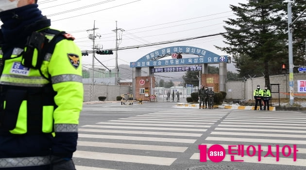[종합] 방탄소년단 진, 오늘(18일) 신병교육 수료식…비·찬성 이어 조교 복무 