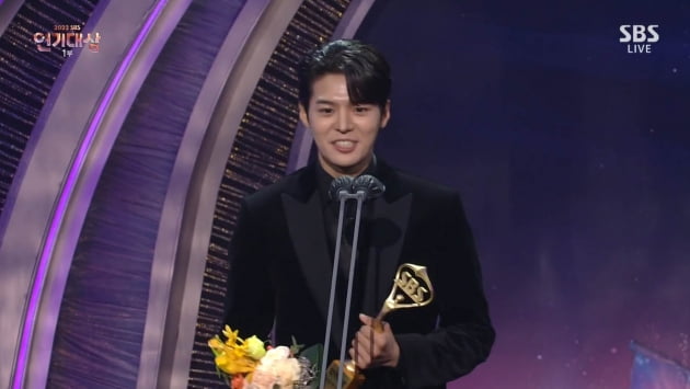[종합] 김남길, 'SBS 연기대상' 대상 "연기, 겸손해야"…'결혼' 남궁민, 디렉터즈 어워드