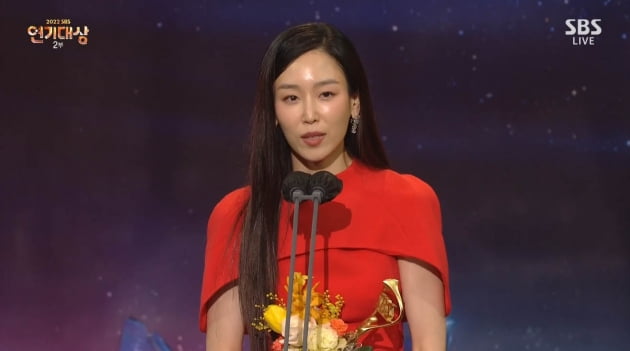 [종합] 김남길, 'SBS 연기대상' 대상 "연기, 겸손해야"…'결혼' 남궁민, 디렉터즈 어워드