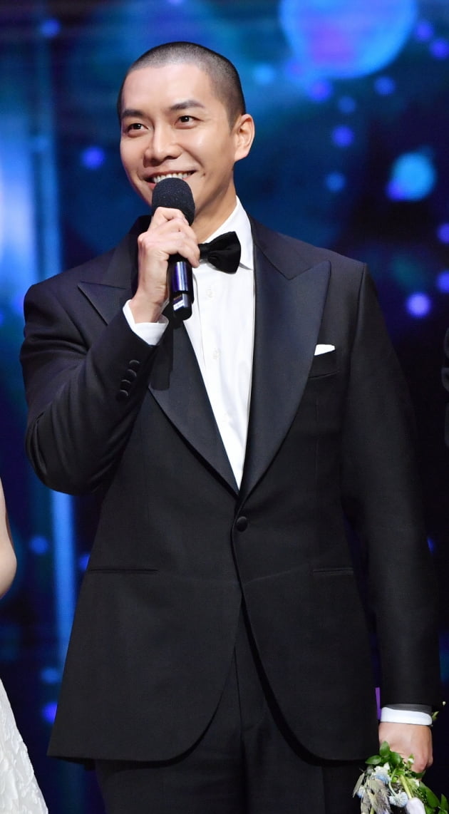 머리 깎고 '스님' 된 이승기, KBS 커플상 "2023년 다툼 계획 있어"